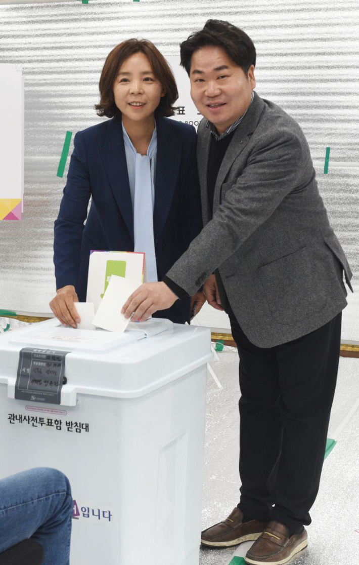 오세현 아산시장 후보(오른쪽)와 배우자가 지난달 28일 사전투표를 마치고 기념촬영을 하고 있다. 캠프 제공