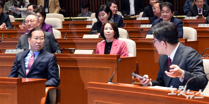 대화하는 권영세 비대위원장-권성동 원내대표