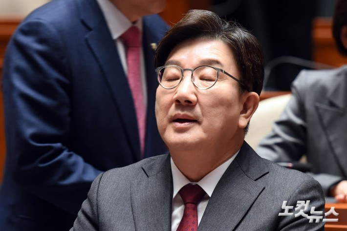 눈 감은 권성동 원내대표