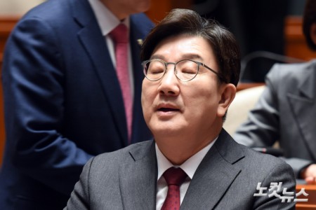 눈 감은 권성동 원내대표