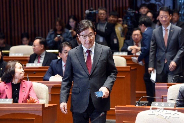 의총 참석하는 권성동 원내대표