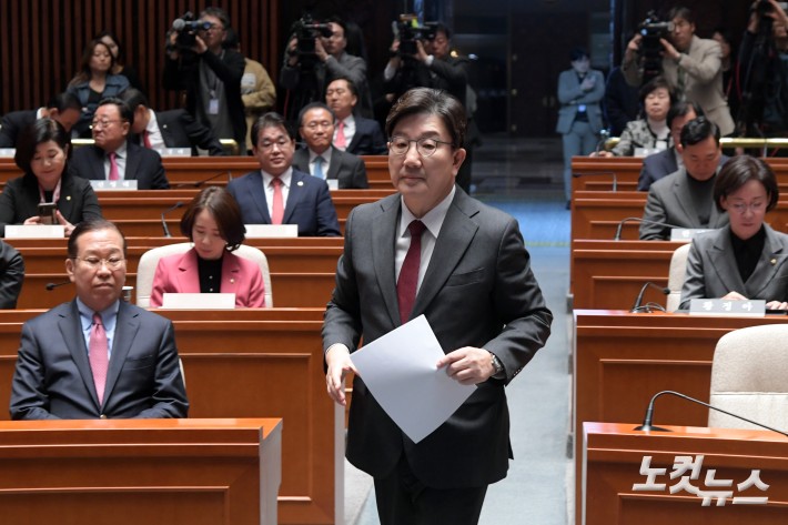 의원총회 발언대로 향하는 권영세 비대위원장
