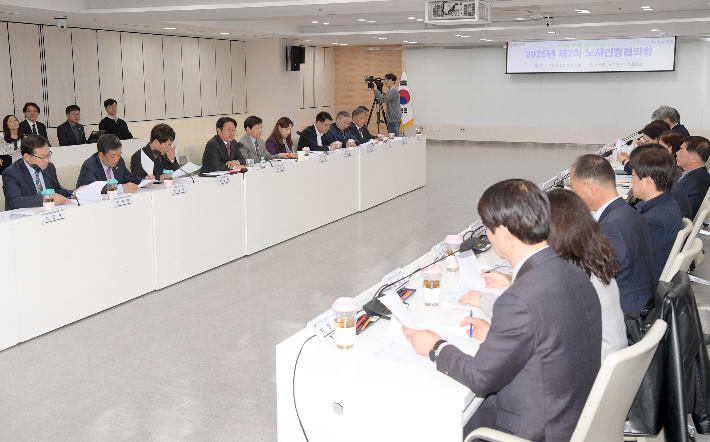 강기정 광주광역시장이 2일 오전 시청 중회의실에서 열린 2025년 제2차 노사민정협의회 회의에 참석, 회의를 주재하고 있다. 광주광역시 제공