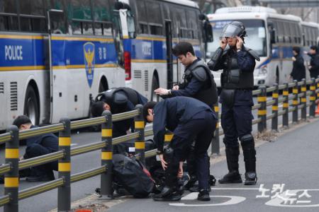 헌재 인근 긴장감...보호장비 착용하는 경찰들