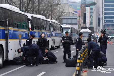 보호장비 착용하는 경찰들