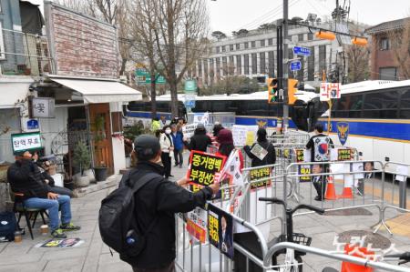 탄핵 선고 D-2...헌재 인근 긴장감 고조