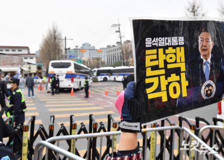 尹탄핵 선고 D-2...긴장감 도는 헌재 인근