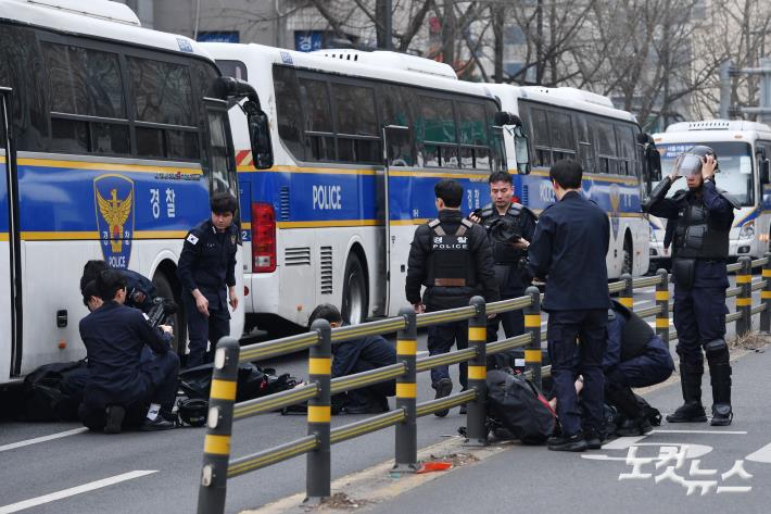 긴장감 감도는 헌재 인근...보호장비 착용하는 경찰들