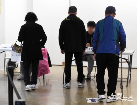 지팡이짚고 투표하러..