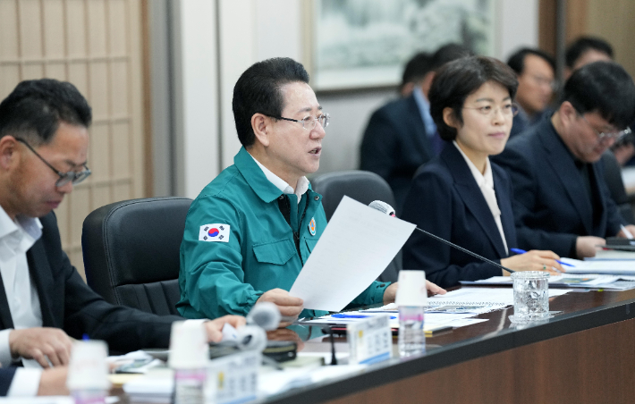 김영록 전라남도지사가 2일 오전 도청 서재필실에서 열린 목포·신안 주요 현안 간담회에서 도-시군 현안 협력 방안 등을 논의하고 있다. 전남도 제공