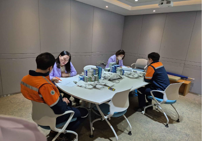 금연프로그램에 참여한 직원들이 금연 상담사의 설명을 듣고 있다. 포스코 제공