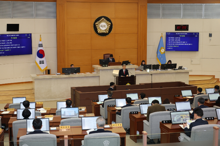 이강덕 포항시장이 시의회에서 발언을 하고 있다. 포항시 제공