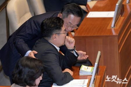 2일 서울 여의도 국회에서 열린 제423회 국회(임시회) 제03차 본회의에서 더불어민주당 박찬대 원내대표와 박성준 원내수석부대표가 대화를 하고 있다.