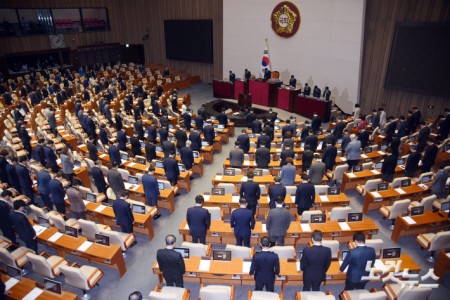 2일 서울 여의도 국회에서 열린 제423회 국회(임시회) 제03차 본회의에서 우원식 국회의장과 여야 의원들이 경북지역 산불 희생자들을 추모하는 묵념을 하고 있다.