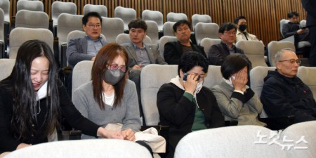 2일 서울 여의도 국회에서 열린 제423회 국회(임시회) 제03차 본회의에서 코로나바이러스감염증-19 예방접종 피해보상 등에 관한 특별법안(대안)이 재석 265인, 찬성 263인, 반대 0인, 기권 2인으로 통과되자 피해자 가족들이 눈물을 보이고 있다.