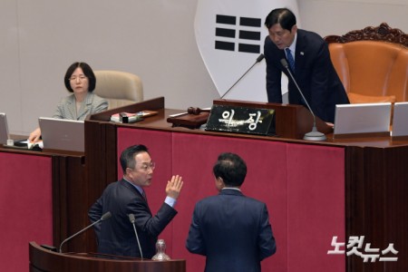 2일 서울 여의도 국회에서 열린 제423회 국회(임시회) 제03차 본회의에서 국민의힘 박충권 의원의 "공산주의자" 발언 논란과 관련 국민의힘 박형수 원내수석부대표(오른쪽)와 더불어민주당 박성준 원내수석부대표(왼쪽)가 이학영 부의장과 대화를 하고 있다.