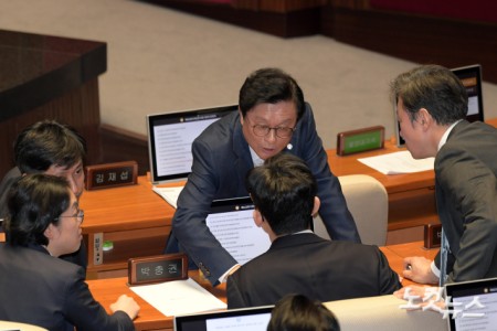 2일 서울 여의도 국회에서 열린 제423회 국회(임시회) 제03차 본회의에서 국민의힘 박형수 원내수석부대표가 "공산주의자" 발언과 관련 박충권 의원과 대화를 하고 있다.