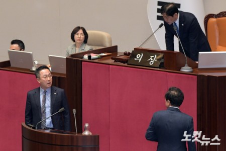 2일 서울 여의도 국회에서 열린 제423회 국회(임시회) 제03차 본회의에서 국민의힘 박충권 의원의 "공산주의자" 발언 논란과 관련 국민의힘 박형수 원내수석부대표(오른쪽)와 더불어민주당 박성준 원내수석부대표(왼쪽)가 이학영 부의장과 대화를 하고 있다.