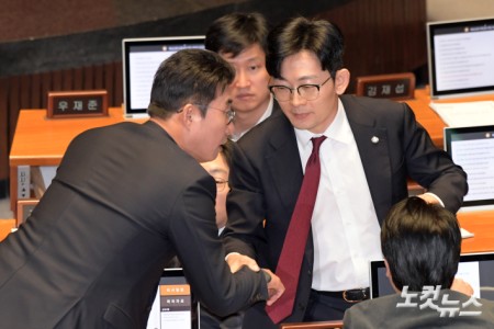 2일 서울 여의도 국회에서 열린 제423회 국회(임시회) 제03차 본회의에서 국민의힘 박충권 의원(오른쪽)이 "공산주의자" 발언과 관련 더불어민주당 노종면 의원의 항의를 받고 있다.