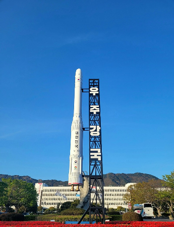 경남도청에 세워진 누리호 모형. 경남도청 제공 