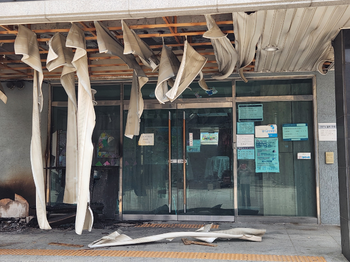 화마에 건물 입구가 무너져 내린 재우요양원. 건은연 재우요양원 원장 제공