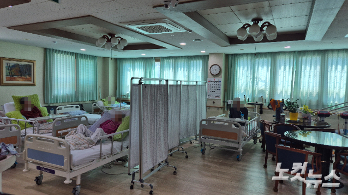 효마을 1층 거실에서 재우요양원에서 대피한 어르신 7명이 함께 생활하고 있다. 정진원 기자