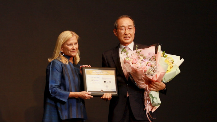 크리스찬메모리얼파크 수상(유병출 운영본부장 대리 수상). 노컷TV 캡처