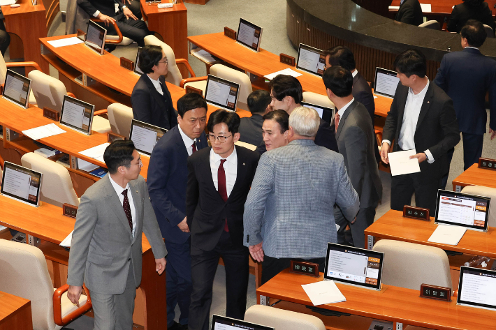 박충권 국민의힘 의원이 2일 국회 본회의에서 '헌법재판소 재판관 마은혁 임명 촉구 결의안' 투표에 앞서 열린 토론 중 '공산주의자' 발언으로 더불어민주당 의원들의 항의를 받으며 동료 의원들과 회의장을 나가고 있다. 연합뉴스