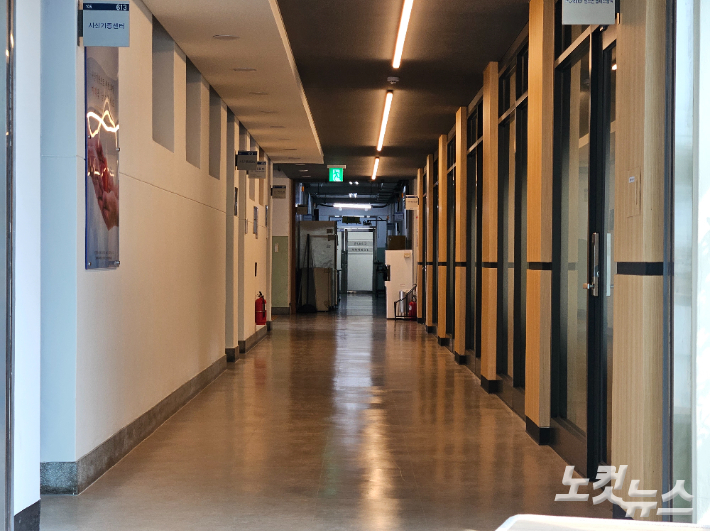 중앙대 의대 복도. 김정록 기자