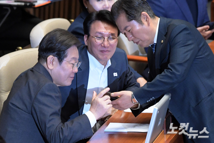 2일 서울 여의도 국회에서 열린 제423회 국회(임시회) 제03차 본회의에서 더불어민주당 이재명 대표와 정청래 의원이 스마트폰을 보며 대화를 하고 있다. 윤창원 기자