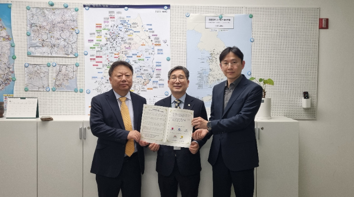 전라남도와 부산광역시, 인천광역시, 강원특별자치도, 충청남도는 2일 공동으로 '전력자립률을 고려한 지역별 차등 요금제 시행촉구 건의안'을 산업통상자원부와 국회 등에 전달했다. 전남도 제공