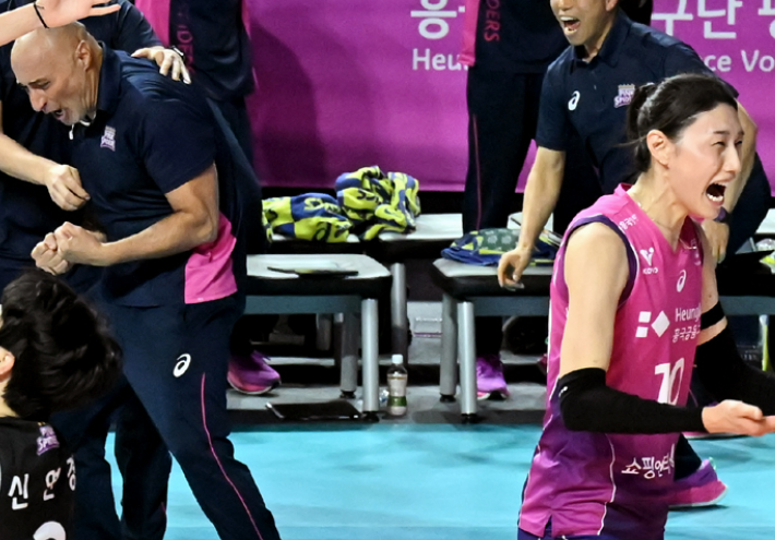 승리 확정 후 환호하는 아본단자 감독(왼쪽)과 김연경. KOVO 제공