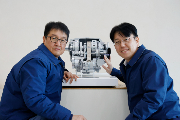현대위아의 연구원들이 3일 경기도 의왕시 현대위아 의왕연구소에서 2속 ATC와 기념 사진을 찍고 있다. 2속 ATC는 후륜 구동 자동차의 구동력을 주행 상황에 맞게 분배해 최적의 주행 성능을 제공하는 부품이다. 현대위아 제공