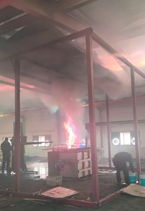 유해물질 배출 적발. 경남도청 제공 