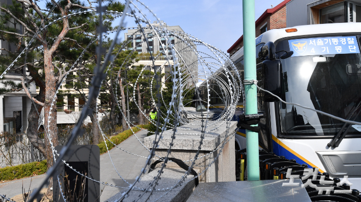 지난달 15일 서울 종로구 헌법재판소 담장에 철조망이 설치돼 있다. 류영주 기자