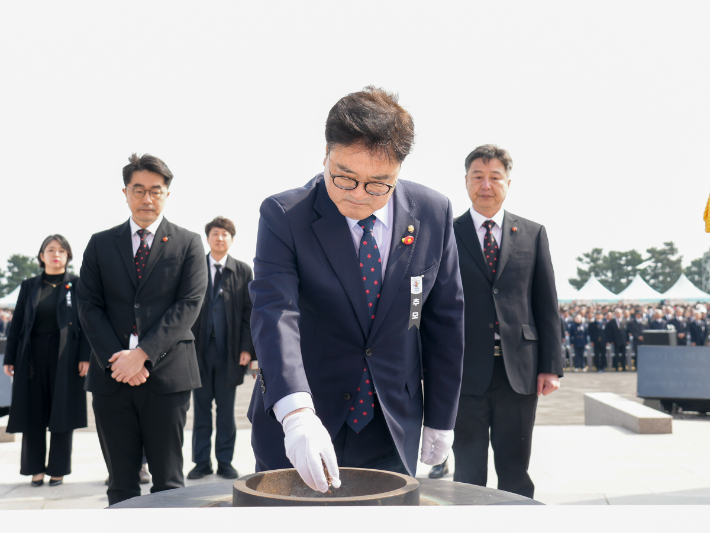 우원식 국회의장이 3일 제주4.3 희생자 추념식이 열린 제주시 봉개동 4.3평화공원을 찾아 분향하고 있다. 제주도 제공