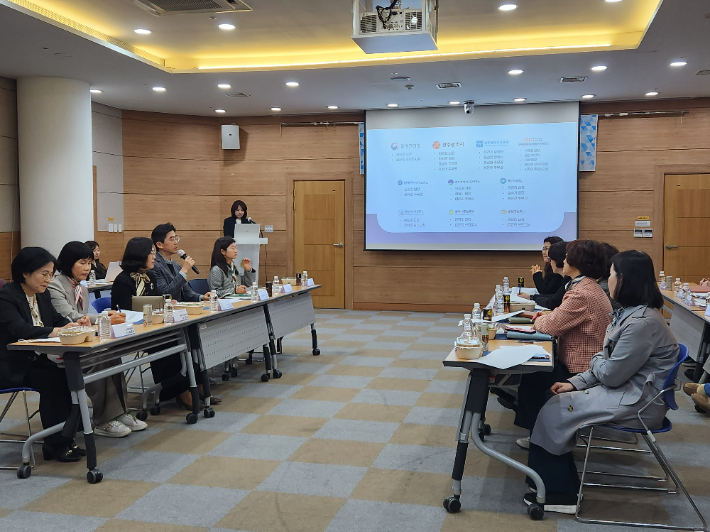 광주광역시는 3일 시청 세미나실에서 '감염병 예방학교 운영협의체 회의'를 열고 감염병 예방을 위해 지역 3개 초등학교를 대상으로 '감염병 예방학교'를 시범 운영한다고 밝혔다. 광주광역시 제공 