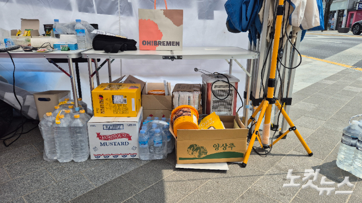 시민들이 연대의 의미로 보낸 간식 일부. 심동훈 수습기자