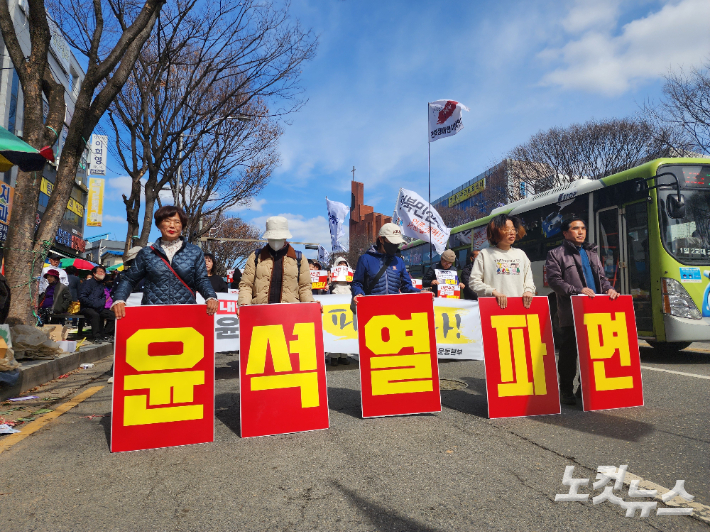 윤석열퇴진 전북운동본부 등 전북 지역 시민사회단체는 지난달 15일 오후 전북 전주 모래내 시장에서 출발해 선너머 사거리길로 향하는 '윤 대통령 탄핵 촉구' 행진을 진행했다. 김대한 기자