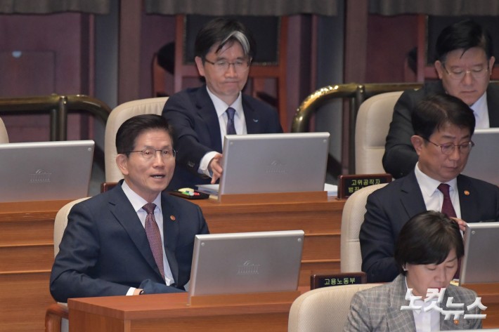 3일 서울 여의도 국회에서 열린 제423회국회(임시회) 제4차 본회의 경북·경남·울산지역 산불 사태 수습과 피해대책 마련 및 헌법질서 수호를 위한 긴급현안질문에 김문수 고용노동부 장관(왼쪽)이 출석하고 있다.