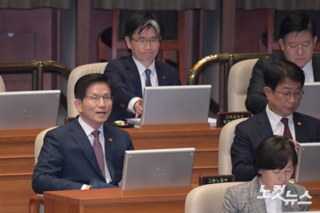 3일 서울 여의도 국회에서 열린 제423회국회(임시회) 제4차 본회의 경북·경남·울산지역 산불 사태 수습과 피해대책 마련 및 헌법질서 수호를 위한 긴급현안질문에 김문수 고용노동부 장관(왼쪽)이 출석하고 있다.