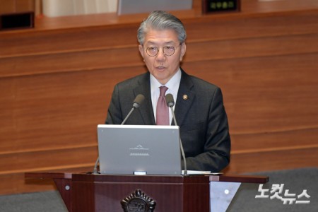 3일 서울 여의도 국회에서 열린 제423회국회(임시회) 제4차 본회의 경북·경남·울산지역 산불 사태 수습과 피해대책 마련 및 헌법질서 수호를 위한 긴급현안질문에서 김홍균 외교부 1차관이 의원 질의에 답변을 하고 있다.