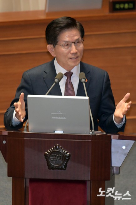 3일 서울 여의도 국회에서 열린 제423회국회(임시회) 제4차 본회의 경북·경남·울산지역 산불 사태 수습과 피해대책 마련 및 헌법질서 수호를 위한 긴급현안질문에서 김문수 고용노동부 장관이 의원 질의에 답변을 하고 있다.