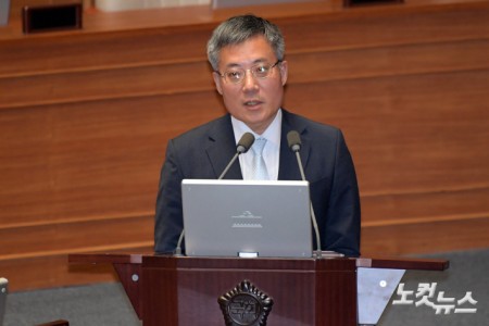 3일 서울 여의도 국회에서 열린 제423회국회(임시회) 제4차 본회의 경북·경남·울산지역 산불 사태 수습과 피해대책 마련 및 헌법질서 수호를 위한 긴급현안질문에서 김석우 법무부 장관 직무대행이 의원 질의에 답변을 하고 있다.