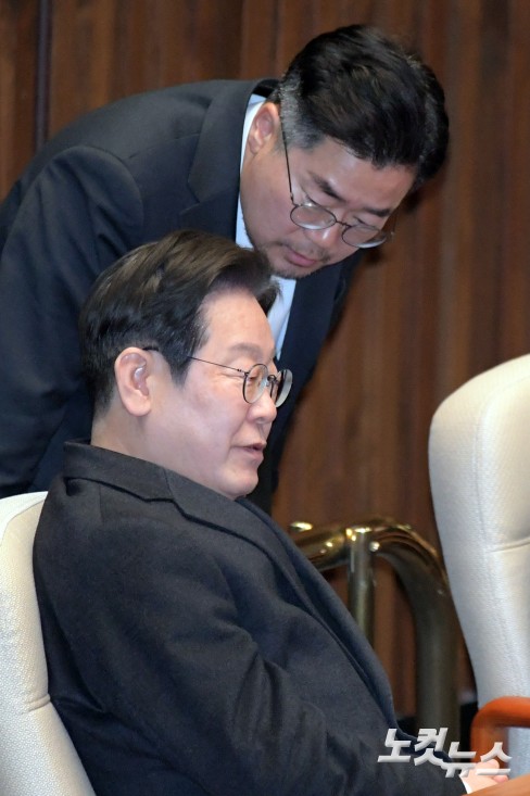 3일 서울 여의도 국회에서 열린 제423회국회(임시회) 제4차 본회의 경북·경남·울산지역 산불 사태 수습과 피해대책 마련 및 헌법질서 수호를 위한 긴급현안질문에서 더불어민주당 이재명 대표와 박찬대 원내대표가 대화를 하고 있다.