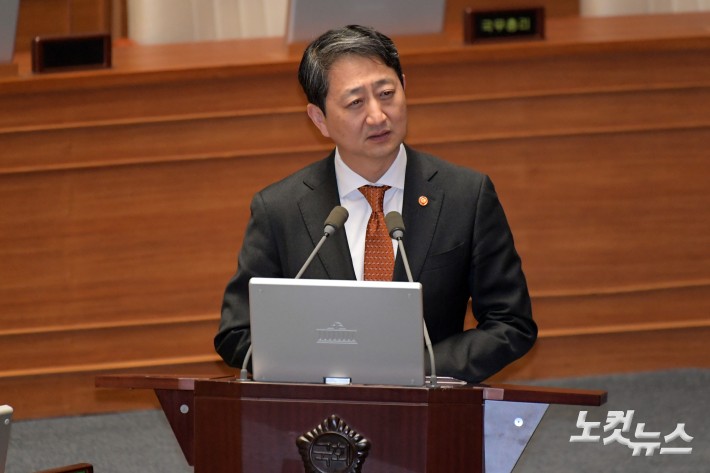 3일 서울 여의도 국회에서 열린 제423회국회(임시회) 제4차 본회의 경북·경남·울산지역 산불 사태 수습과 피해대책 마련 및 헌법질서 수호를 위한 긴급현안질문에서 안덕근 산업통상자원부 장관이 의원 질의에 답변을 하고 있다.