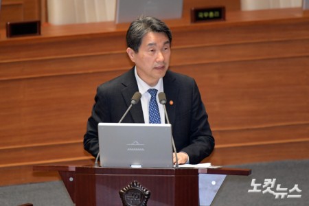 3일 서울 여의도 국회에서 열린 제423회국회(임시회) 제4차 본회의 경북·경남·울산지역 산불 사태 수습과 피해대책 마련 및 헌법질서 수호를 위한 긴급현안질문에서 이주호 사회부총리 겸 교육부 장관이 의원 질의에 답변을 하고 있다.