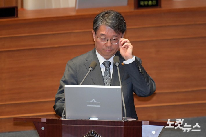 3일 서울 여의도 국회에서 열린 제423회국회(임시회) 제4차 본회의 경북·경남·울산지역 산불 사태 수습과 피해대책 마련 및 헌법질서 수호를 위한 긴급현안질문에서 김정원 헌법재판소 사무처장이 의원 질의에 답변을 하고 있다.