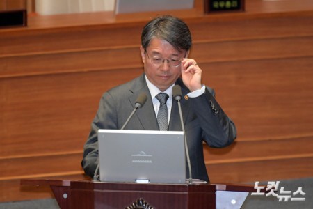 3일 서울 여의도 국회에서 열린 제423회국회(임시회) 제4차 본회의 경북·경남·울산지역 산불 사태 수습과 피해대책 마련 및 헌법질서 수호를 위한 긴급현안질문에서 김정원 헌법재판소 사무처장이 의원 질의에 답변을 하고 있다.