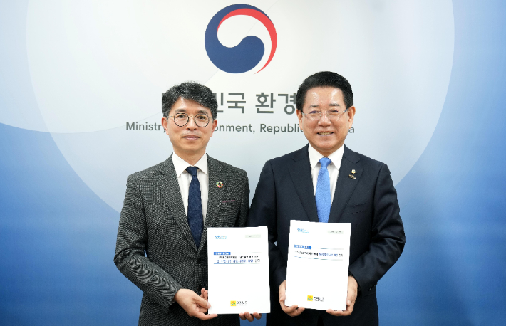 김영록 전라남도지사가 3일 한강홍수통제소에서 김완섭 환경부 장관을 만나 기후대응댐 관련 댐 주변지역 지원사업비 상향 등 도 현안 해결을 위한 건의를 하고 있다. 전남도 제공